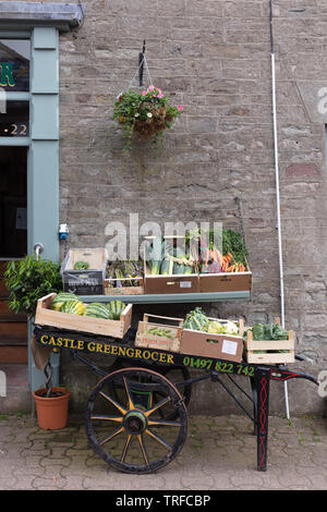 Ortaggi per la vendita su un vecchio contadino carrello in Hay on Wye, Regno Unito Foto Stock