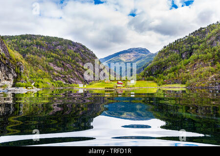 Gita in barca fino al fiordo di stretta a Mostraumen nella parte occidentale della Norvegia Foto Stock