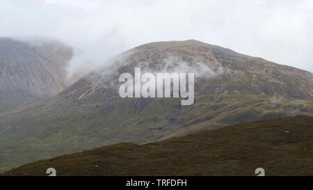 Bassa Misty Cumulus humilis Cloud da Beinn na Caillich, Red Cuillin Hills sotto un nuvoloso cielo di autunno. Isola di Skye, Scotland, Regno Unito. Foto Stock
