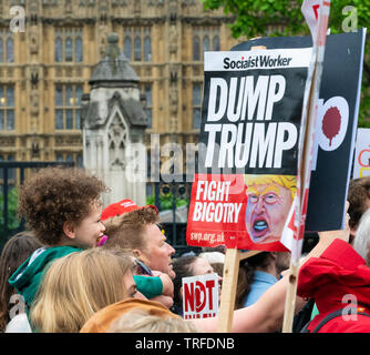 Il 4 giugno 2019. Londra, Regno Unito. Anti Trump nel rally di Westminster. Un bambino ride a immagine di Donald Trump sul cartellone. Foto Stock