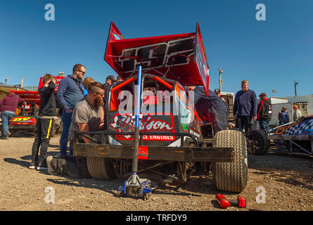 Piloti e meccanici + spettatori a uno Stock Car meeting nel Lincolnshire. Foto Stock