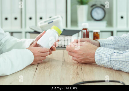 Il paziente e il medico considerando supplemento nutrizionale la terapia in ufficio medico Foto Stock