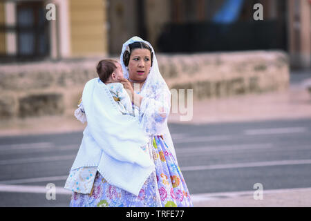 VALENCIA, Spagna - 7 Maggio 2019: abiti tradizionali ansd vestiti di una donna spagnola di Valencia Foto Stock