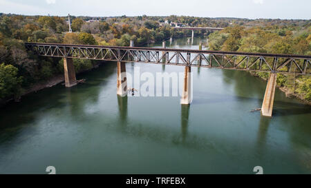 Antenna diurno paesaggio immagine fotografia vecchio arrugginito in acciaio Vintage Railroad treno via traliccio incrocio storico Fiume Potomac in Maryland, Stati Uniti d'America Foto Stock