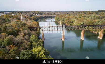 Bellissima vista panoramica all'aperto antenna diurno fotografia paesaggio di acciaio arrugginito treno Vintage via incrocio storico Fiume Potomac in Maryland, Stati Uniti d'America Foto Stock