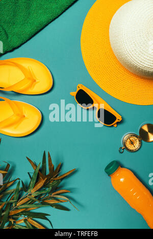 Accessori da viaggio per godersi l'estate spiaggia vacanza vacanze, vista dall'alto lay piatto Foto Stock