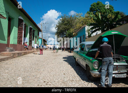 Classic American Automobile verde in attesa di riparazione su una delle strade a ciottoli nella vecchia città coloniale di Trinidad, Sancti Spiritus, Cuba, Caraibi