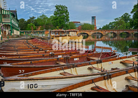 Stratford upon Avon, Warwickshire e barche ormeggiate sul fiume Avon presto su una mattina d'estate. Foto Stock