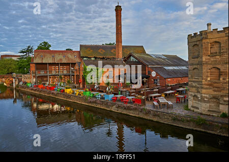 Stratford upon Avon, Warwickshire mattina presto a Cox's Yard un ex mulino a legna, ora un pub, sulle rive del fiume Avon Foto Stock