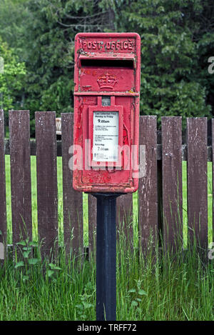 Royal Mail postbox a Kingussie, Badenoch e Strathspey, Scotland, Regno Unito. Foto Stock