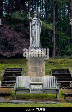Statua di Saint Vincent nei motivi di St Vincent's Hospital, Kingussie, Badenoch e Strathspey, Scotland, Regno Unito. Foto Stock