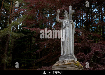 Statua di Saint Vincent nei motivi di St Vincent's Hospital, Kingussie, Badenoch e Strathspey, Scotland, Regno Unito. Foto Stock