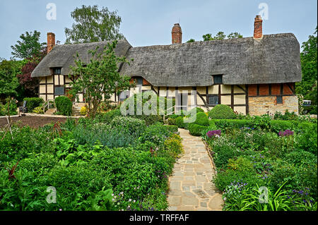 Anne Hathaway's Cottage in Shottery, Stratford upon Avon, è una metà medievali edificio con travi di legno e casa di William Shakespeare la moglie. Foto Stock