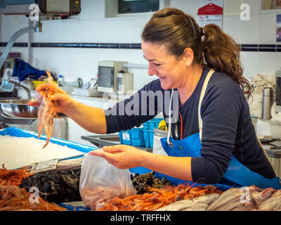 Il mercato del pesce, Mahon, la capitale di Minorca, Isole Baleari, Spagna Foto Stock