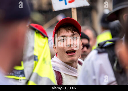 Max Hammet Millay, sostenitore di Trump dietro il cordone della polizia durante la marcia anti Trump a Whitehall Londra, Regno Unito durante la visita di stato del presidente degli Stati Uniti Donald Trump Foto Stock