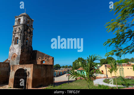 Vecchia torre campanaria e street nella città di Trinidad, Sancti Spiritus Provincia, Cuba, Caraibi Foto Stock