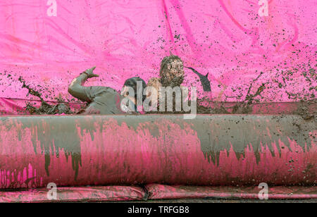 Warrington, Regno Unito. 2 Giugno 2019. Gara per la Vita 2019, Warrington, in aiuto della ricerca sul cancro. Slitta gonfiabile - donna entra in modo errato Foto Stock