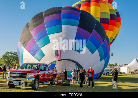 Colorate mongolfiere il gonfiaggio con equipaggio di persone a un nuovo Messico festival. Foto Stock