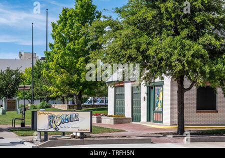 Roswell New Mexico segno e del centro visitatori in Pioneer Plaza, Roswell, NM, Stati Uniti d'America Foto Stock