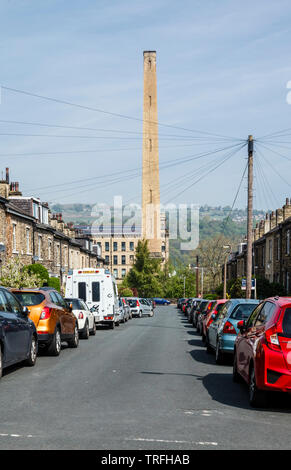 Guardando verso il basso Rhodes Street verso Salts Mill chimney in Saltaire Foto Stock