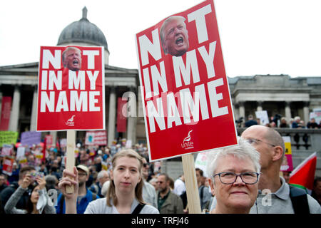 La protesta contro la visita di Stato del Presidente Trump in Trafalgar Square a Londra il 4 giugno 2019 . Manifestanti tenere cartelli dicendo "Non nel mio nome". Foto Stock