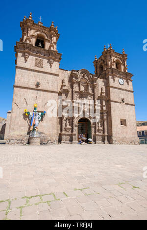 Magnifica Catedral Basílica San Carlos Borromeo o Puno cattedrale in Plaza de Armas o piazza principale di Puno, Perù Foto Stock