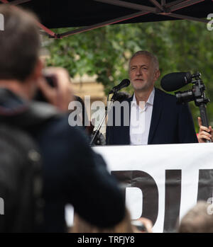 Londra, Regno Unito. Il 4 giugno 2019. Jeremy Corbyn, il leader dell'opposizione e il leader del partito laburista indirizzi manifestanti tenendo un giorno di protesta nel centro di Londra su Trafalgar Square, Whitehall e Piazza del Parlamento contro il Presidente degli Stati Uniti, Donald Trump, visitare il Regno Unito. Credito: Joe Kuis / Alamy Foto Stock