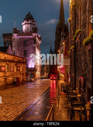 Castlehill, parte superiore del Royal Mile di Edimburgo di notte Foto Stock