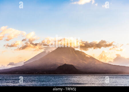 Vista al tramonto sul lago Atitlan & Toliman e Atitlan vulcani dell altipiano guatemalteco, America Centrale Foto Stock