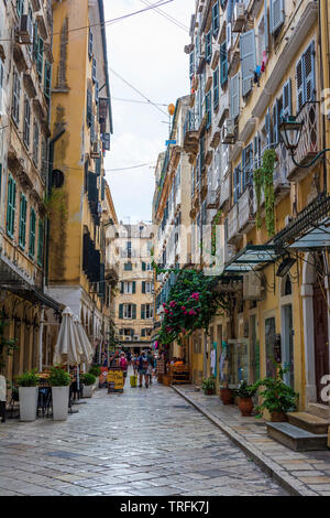 Corfù, Grecia - 26 August, 2018: persone mangiare e fare shopping su una strada stretta nella città vecchia di Corfù, Grecia. Foto Stock