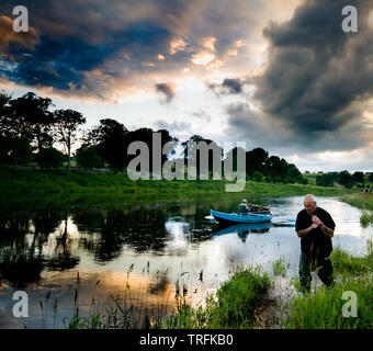 Traino della barca fino a "heid' prima di canottaggio un 'usura' girato a Canny pesca sul fiume Tweed Foto Stock