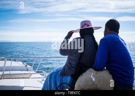 Locale giovane godendo la vista dal ponte superiore a bordo di una barca turistica tour del lago Titicaca Puno, Regione, Perù Foto Stock