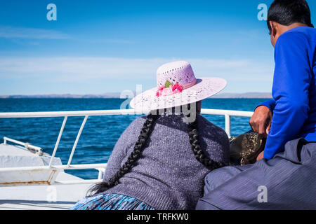 Locale giovane godendo la vista dal ponte superiore a bordo di una barca turistica tour del lago Titicaca Puno, Regione, Perù Foto Stock