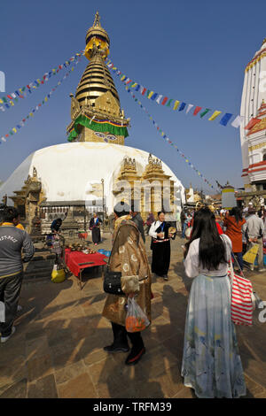 Swayambhunath tempio buddista tibetano con pellegrini, Kathmandu, Valle di Kathmandu, Nepal Foto Stock