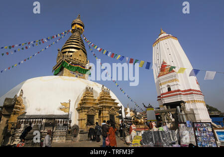 Stupa Swayambhu e Pratappur shikara a Swayambhunath tempio buddista, Kathmandu, Valle di Kathmandu, Nepal Foto Stock