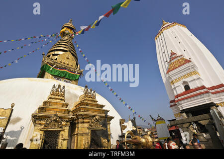 Stupa Swayambhu e Pratappur shikara a Swayambhunath tempio buddista, Kathmandu, Valle di Kathmandu, Nepal Foto Stock