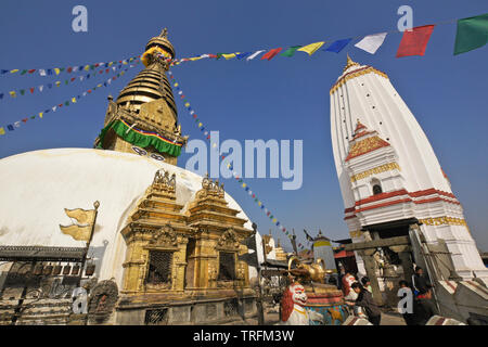 Stupa Swayambhu e Pratappur shikara a Swayambhunath tempio buddista, Kathmandu, Valle di Kathmandu, Nepal Foto Stock