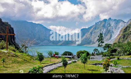 Il lago di Pinatubo, il lago più profondo nelle Filippine è stata creata dopo mt. Pinatubo eruttato e formato un lago da una sorgente naturale e precipitazioni. Foto Stock