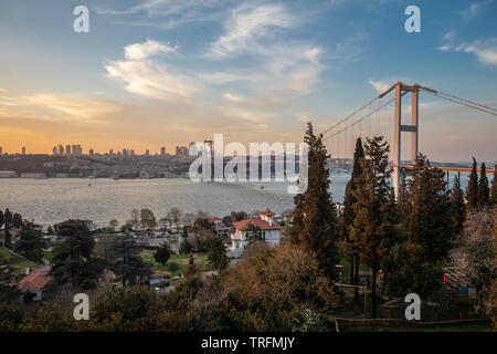 Vista panoramica di Istanbul con il ponte sul Bosforo oltre lo stretto del Bosforo. Foto Stock