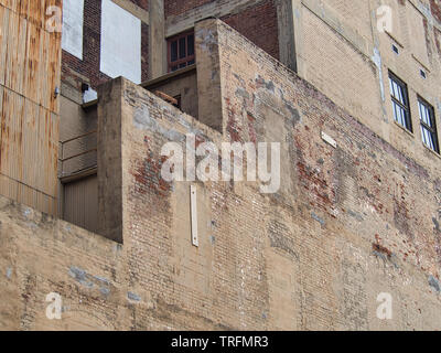Mattoni vecchi dipinti edificio industriale con windows Foto Stock