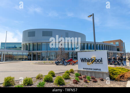 Benton Harbor, Michigan, Stati Uniti d'America - 4 Maggio 2019: la Whirlpool Corporation Reverview Campus, con ciclisti nel parcheggio Foto Stock