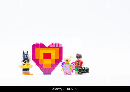 Lego Batman con farfalla ragazza e Robin e pezzo offrendo forma di cuore. Lego minifigures sono fabbricati da Lego. Foto Stock