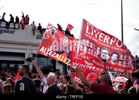 Tifosi in attesa per Liverpool FC la vittoria di sfilata in Old Swan, Liverpool il 2 giugno, 2019. Foto Stock