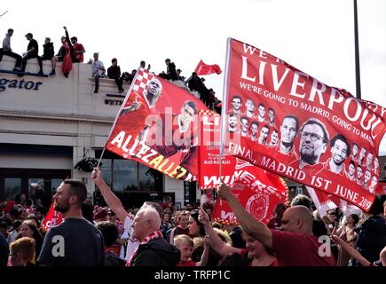 Tifosi in attesa per Liverpool FC la vittoria di sfilata in Old Swan, Liverpool il 2 giugno, 2019. Foto Stock