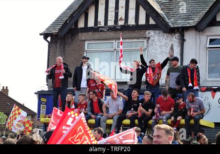 Tifosi in attesa per Liverpool FC la vittoria di sfilata in Old Swan, Liverpool il 2 giugno, 2019. Foto Stock