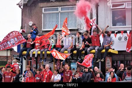 Tifosi in attesa per Liverpool FC la vittoria di sfilata in Old Swan, Liverpool il 2 giugno, 2019. Foto Stock