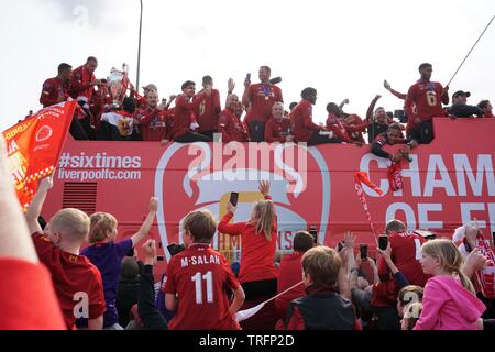 Tifosi in attesa per Liverpool FC la vittoria di sfilata in Old Swan, Liverpool il 2 giugno, 2019. Foto Stock