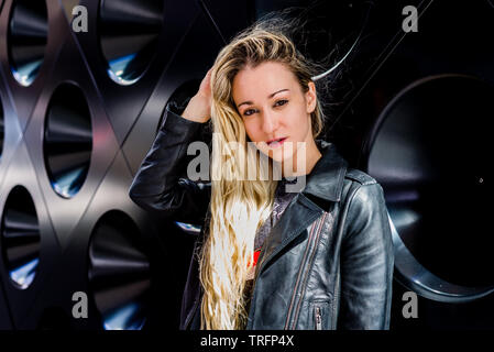 Attivo giovane donna bionda nella città, Foto Stock