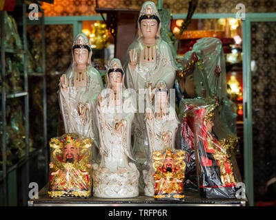 Figurine della Dea della Misericordia, Kwan Yin / Kuan Yin e il Dio della Fortuna, Cai Shen, in corrispondenza di un taoista / daoisti preghiera Archivio articoli Foto Stock