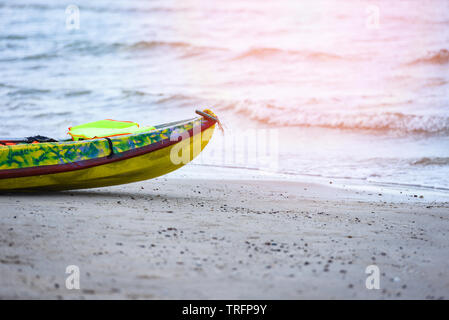 Colorato la barca di plastica sulla spiaggia sabbiosa di sfondo del mare Foto Stock